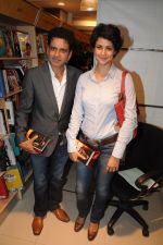 Manoj Bajpai, Gul Panag unveil The Edge of Machete book in Juhu, Mumbai on 9th Nov 2012 (35).JPG