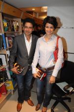 Manoj Bajpai, Gul Panag unveil The Edge of Machete book in Juhu, Mumbai on 9th Nov 2012 (69).JPG