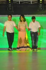 Model walk the ramp at Umeed-Ek Koshish charitable fashion show in Leela hotel on 9th Nov 2012.1 (87).JPG