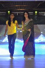 Shonali Nagrani walk the ramp at Umeed-Ek Koshish charitable fashion show in Leela hotel on 9th Nov 2012.1 (57).JPG