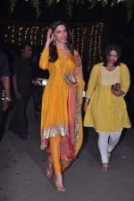 Deepika Padukone at the Wedding reception of Navin and Mahek Shetty in Mumbai on 11th Nov 2012 (23).JPG