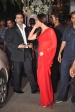 Kareena Kapoor, Karan Johar at the Wedding reception of Navin and Mahek Shetty in Mumbai on 11th Nov 2012 (132).JPG