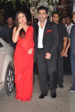 Kareena Kapoor, Karan Johar at the Wedding reception of Navin and Mahek Shetty in Mumbai on 11th Nov 2012 (134).JPG