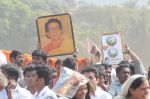 at Bal Thackeray funeral in Mumbai on 18th Nov 2012 (277).JPG