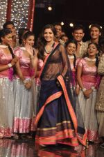 Anushka Sharma at India_s Got Talent grand finale in Filmcity, Mumbai on 21st Nov 2012 (39).JPG