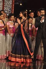 Anushka Sharma at India_s Got Talent grand finale in Filmcity, Mumbai on 21st Nov 2012 (40).JPG