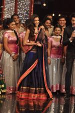 Anushka Sharma at India_s Got Talent grand finale in Filmcity, Mumbai on 21st Nov 2012 (41).JPG