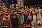 Shahrukh Khan, Anushka Sharma at India_s Got Talent grand finale in Filmcity, Mumbai on 21st Nov 2012 (21).JPG