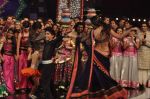 Shahrukh Khan, Anushka Sharma at India_s Got Talent grand finale in Filmcity, Mumbai on 21st Nov 2012 (45).JPG