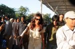 Shahrukh Khan, Deepika Padukone leave for Goa on 23rd Nov 2012 (13).JPG