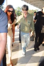 Shahrukh Khan, Deepika Padukone leave for Goa on 23rd Nov 2012 (1).JPG