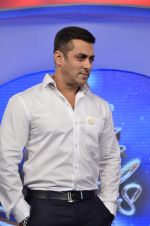 Salman Khan at IBN 7 Super Idols Award ceremony in Mumbai on 25th Nov 2012 (100).JPG