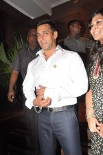 Salman Khan at IBN 7 Super Idols Award ceremony in Mumbai on 25th Nov 2012 (139).JPG