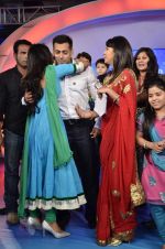 Salman Khan at IBN 7 Super Idols Award ceremony in Mumbai on 25th Nov 2012 (93).JPG