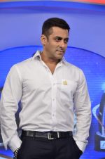 Salman Khan at IBN 7 Super Idols Award ceremony in Mumbai on 25th Nov 2012 (99).JPG