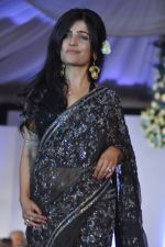 Shibani Kashyap at Global peac fashion show by Neeta Lulla at Welingkar Institute in Mumbai on 26th Nov 2012 (144).JPG