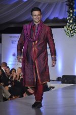 Vivek Oberoi at Global peac fashion show by Neeta Lulla at Welingkar Institute in Mumbai on 26th Nov 2012 (201).JPG