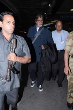 Amitabh Bachchan snapped at airport, Mumbai on 27th Nov 2012 (16).JPG