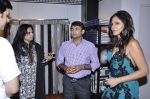 Nisha Jamwal at Splendour collection launch hosted by Nisha Jamwal in Mumbai on 27th Nov 2012 (11).JPG
