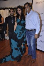 Nisha Jamwal at Splendour collection launch hosted by Nisha Jamwal in Mumbai on 27th Nov 2012 (132).JPG