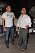 Salman Khan at Dabangg 2 screening in Ketnav, Mumbai on 27th Nov 2012 (18).JPG