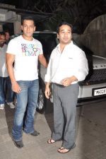 Salman Khan at Dabangg 2 screening in Ketnav, Mumbai on 27th Nov 2012 (20).JPG