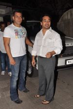 Salman Khan at Dabangg 2 screening in Ketnav, Mumbai on 27th Nov 2012 (21).JPG