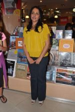 Suchitra Krishnamurthy at Anusha Subramaniam_s book launch in Kemps Corner, Mumbai on 28th Nov 2012 (54).JPG