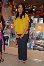 Suchitra Krishnamurthy at Anusha Subramaniam_s book launch in Kemps Corner, Mumbai on 28th Nov 2012 (55).JPG