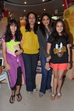 Suchitra Krishnamurthy, Madhoo Shah at Anusha Subramaniam_s book launch in Kemps Corner, Mumbai on 28th Nov 2012 (41).JPG