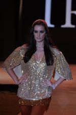 Evelyn Sharma walk the ramp for Rocky S Show at IRFW 2012 Day 3 in Goa on 30th Nov 2012 (15).JPG