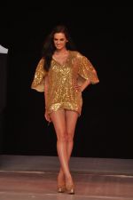 Evelyn Sharma walk the ramp for Rocky S Show at IRFW 2012 Day 3 in Goa on 30th Nov 2012 (20).JPG