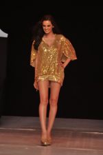 Evelyn Sharma walk the ramp for Rocky S Show at IRFW 2012 Day 3 in Goa on 30th Nov 2012 (21).JPG