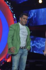 Salman Khan on the sets of Bigg Boss 6 in Lonavla, Mumbai on 30th Nov 2012 (183).JPG