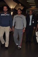 Salman Khan return from Dubai after performing at Ahlan Bollywood show in Airport, Mumbai on 3rd Dec 2012 (2).JPG