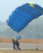 Farhan Akhtar at Aamby Valley skydiving event in Lonavla, Mumbai on 4th Dec 2012 (38).jpg