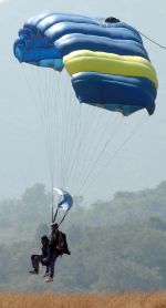 Farhan Akhtar at Aamby Valley skydiving event in Lonavla, Mumbai on 4th Dec 2012 (39).jpg