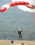 Farhan Akhtar at Aamby Valley skydiving event in Lonavla, Mumbai on 4th Dec 2012 (41).jpg