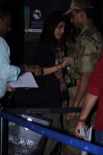 Priyanka Chopra snapped at international airport, Mumbai on 5th Dec 2012 (1).JPG