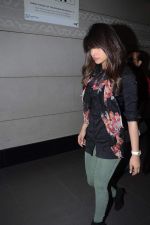 Priyanka Chopra snapped at international airport, Mumbai on 5th Dec 2012 (13).JPG
