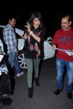 Priyanka Chopra snapped at international airport, Mumbai on 5th Dec 2012 (8).JPG