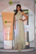 Deepika  Padukone is the new face for Garnier in Trident, Mumbai on 7th Dec 2012 (10).JPG