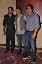 Aamir Khan, Ritesh Sidhwani, Farhan Akhtar at Talaash success bash in J W Marriott, Mumbai on 10th Dec 2012 (58).JPG