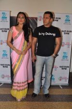 Salman Khan and Sonakshi Sinha on the sets of Sa Re Ga Ma in Famous on 10th Dec 2012 (16).JPG
