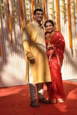 Vidya Balan poses after her wedding with Siddharth Roy in Bandra, Mumbai on 14th Dec 2012 (11).JPG