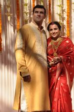 Vidya Balan poses after her wedding with Siddharth Roy in Bandra, Mumbai on 14th Dec 2012 (17).JPG