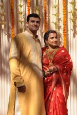 Vidya Balan poses after her wedding with Siddharth Roy in Bandra, Mumbai on 14th Dec 2012 (19).JPG
