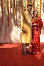 Vidya Balan poses after her wedding with Siddharth Roy in Bandra, Mumbai on 14th Dec 2012 (21).JPG