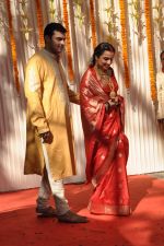 Vidya Balan poses after her wedding with Siddharth Roy in Bandra, Mumbai on 14th Dec 2012 (23).JPG