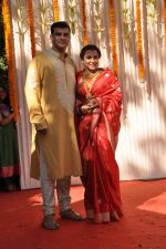 Vidya Balan poses after her wedding with Siddharth Roy in Bandra, Mumbai on 14th Dec 2012 (30).JPG